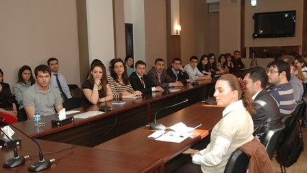 Səməd Seyidov azərbaycanlı tələbələrin gürcü və ermənilərdən geri qalmasından təəssüflənib