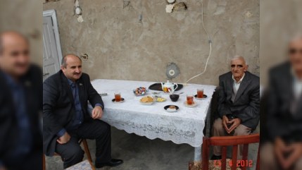 Deputat barəsində yazılanları araşdırıb, şikayətçisiylə şəkil çəkdirdi
