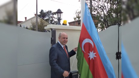 Eldar Həsənov Monteneqroda Azərbaycan bayrağını qaldırıb
