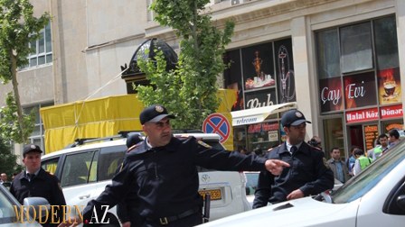 ADNA hadisəsini yad edən gənclər qərənfilləri yollara dağıtdılar – FOTOLAR