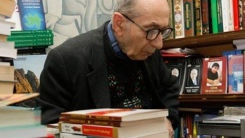 Sadə peşəkar - 7 ixtisaslı məşhur kitab satıcısı: “Kitab satmağı kartof satmağa döndəriblər” - PROJE 