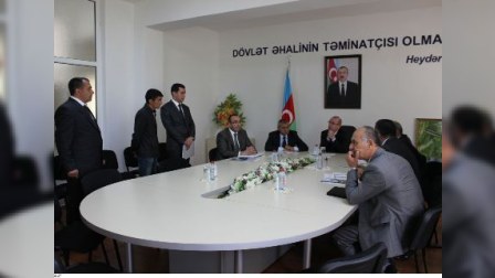 Nazir müavini şikayətçiləri qəbul edib