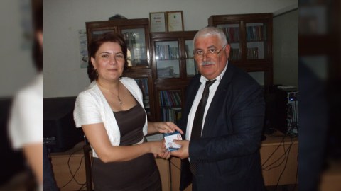 Umud Rəhimoğlu jurnalistlərə Beynəlxalq Mətbuat İnstitutunun vəsiqəsini verdi – FOTO