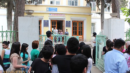 BDU-nun professoru: “Abituriyent qızların üst-başını polisin yoxlaması mənfi haldır”