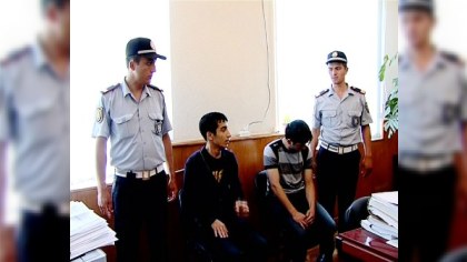 Polis avtoş gəncləri saxlayıb – “Bir səhvdi etmişik, bir də etmərik...” - FOTO