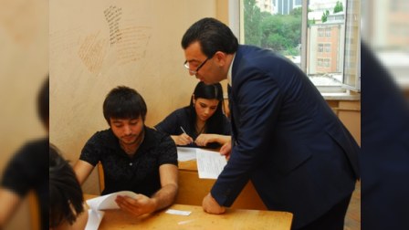 ADU-nun rektoru imtahanların gedişini izlədi - FOTO