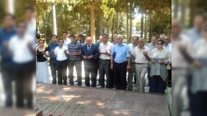 Həbsdən buraxılanlar Əbülfəz Elçibəyin məzarını ziyarət etdilər - FOTO
