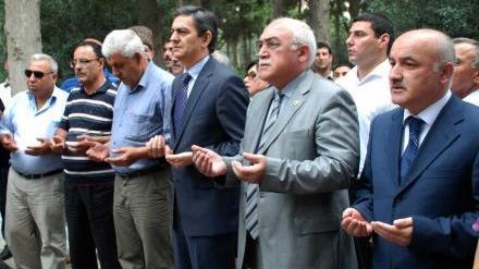 İctimai Palata üzvləri Elçibəyin məzarını ziyarət edib - FOTOLAR