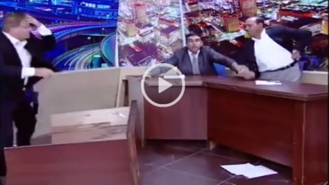  Deputat canlı yayımda aparıcının üstünə silah çəkdi
