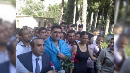 Ramil Səfərov anasının məzarını ziyarət edib