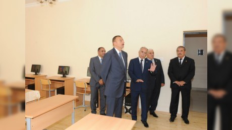 Prezident paytaxt məktəblərində olub 
