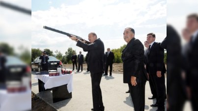 Azərbaycan prezidenti silahdan atəş açdı - FOTO