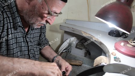 72 yaşlı zərgər: “Adamın üzünə baxıb qızılın oğurluq olub-olmadığını bilirəm” - REPORTAJ