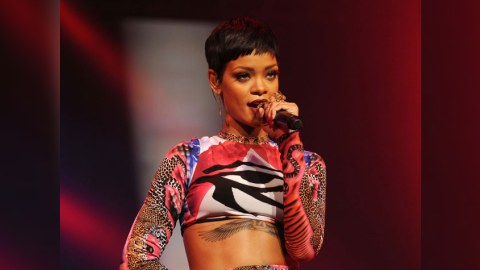 Rihanna Bakıda səhnəyə “Azadlıq” şüarı ilə çıxdı - FOTOLAR 