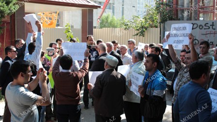 Aksiya: Deputat qəzetlərin pulunu qaytaracağına söz verdi - FOTOLAR