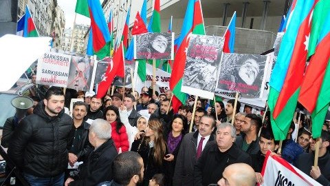 Azərbaycan diasporu Parisdə Serj Sərkisyan əleyhinə aksiya keçiriblər - FOTO