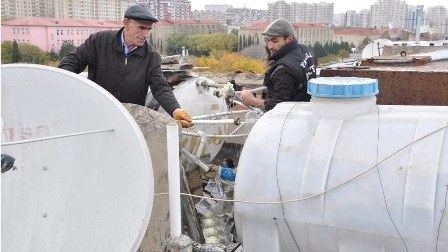 “Azərsu” Bakıda binaların damındakı su çənlərini ləğv edir