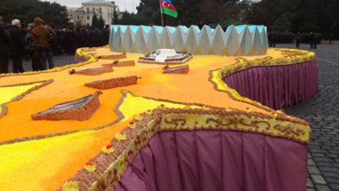 Prezidentin ad gününə hazırlanan nəhəng tort kəsildi