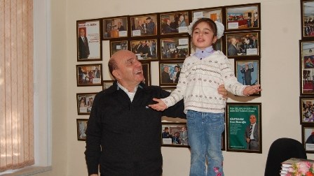 Deputat 1140 uşağa hədiyyə verib -  FOTOLAR