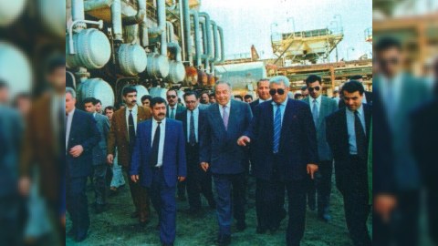 Bir şəklin tarixçəsi: “Qara qızıl” və qara eynəkli Rəsul Quliyev...