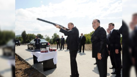 Prezident uçan hədəfə atəş açıb