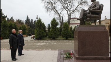 Füzuli Ələkbərov aztəminatlı ailələrə baş çəkib - FOTOLAR
