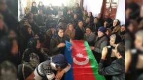 General Rövşən Əkbərov intihar etmiş əsgərin dəfn mərasiminə qatılıb 