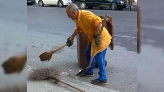 Süpürgəçilər Bakı küçələrini niyə günortalar təmizləyirlər?
