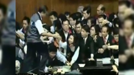 Parlament davaları – Deputatlar spikeri belə döydülər - VİDEO