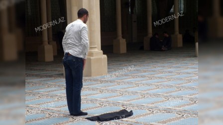 Səfir xanımları, müğənnilər və cangüdənlərin birgə namaz qıldığı məsciddən REPORTAJ 
