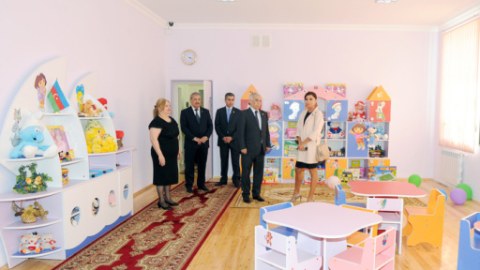 Mehriban Əliyeva Bakıda uşaq evlərinə baş çəkib