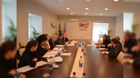 Əflatun Amaşov AŞ nümayəndələri ilə diffamasiya məsələsini müzakirə etdi