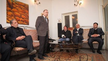 Ziyalılar Forumu üzvlərinə danışmağı qadağan etdi