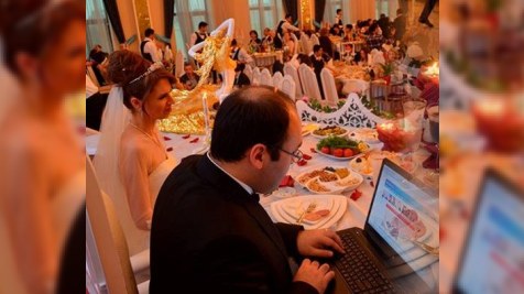 İsa Qəmbərin bəy oğlu öz toyunda belə, işini unutmadı - FOTO