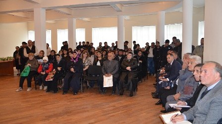Pirallahının icra başçısı şikayətçiləri qəbul edib