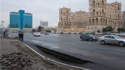 «Azadlıq» meydanında tikilən avtodayanacaq çöküb - FOTOLAR 