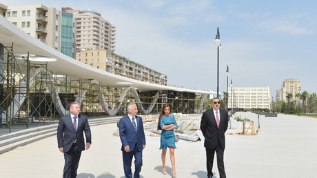 Prezident Bakıda binanın sürüşdürülməsini izlədi - FOTOLAR