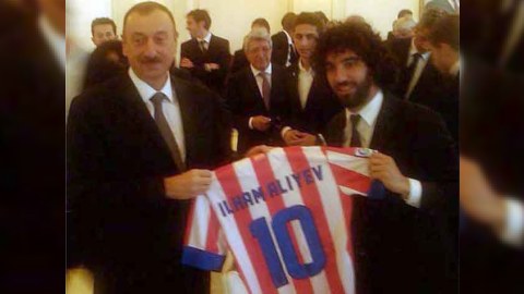Arda Turan İlham Əliyevə "Atletiko"nun formasını hədiyyə etdi - FOTO