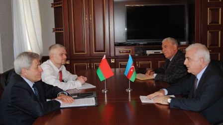 İsmət Abasov Belarus səfirini qəbul edib