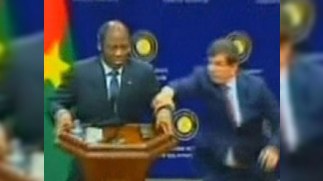 Nazirin mətbuat konfransında ürəyi getdi -VİDEO