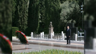 Azərbaycan prezidenti İlham Əliyev Heydər Əliyevin məzarını ziyarət edib 
