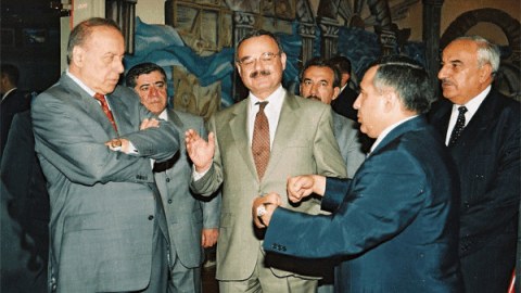 Bir şəklin tarixçəsi: Kədərli Artur Rasizadənin şən ovqatı 