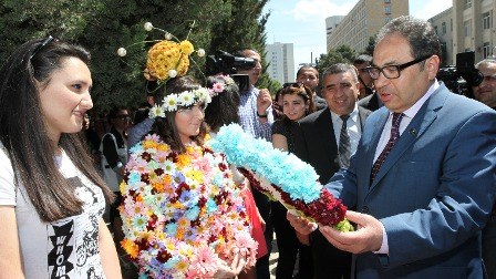 BDU-da Gül bayramı - rektordan tələbələrə pul mükafatı - FOTO
