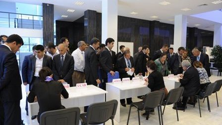 Şikayətçilər nazirdən dərs saatının artırılmasını, evlərinin təmirini istəyiblər - FOTOLAR