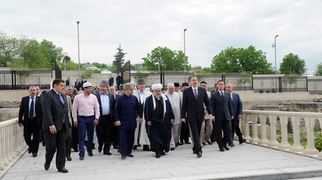 Allahşükür Paşazadə prezidentə Quran hədiyyə etdi - FOTOLAR