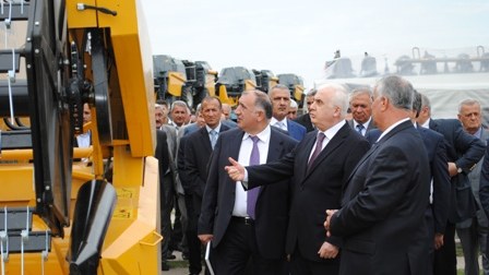 Nazir İsmət Abbasov kombayn sürdü - FOTOLAR