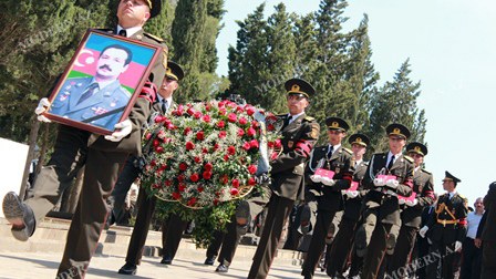 Səfər Əbiyev Milli Qəhrəmanın oğluna bayraq bağışladı - FOTOLAR