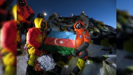 Azərbaycan bayrağı dünyaının ən hündür nöqtəsinə sancılıb - FOTO