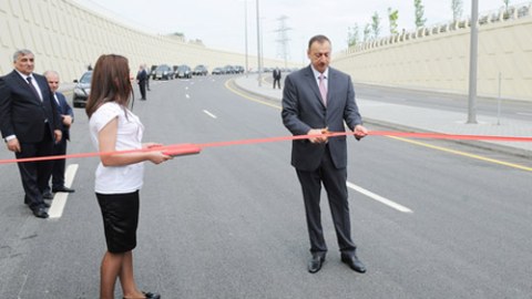 Yeni açılışı olan yolda ilk avtomobili İlham Əliyev sürdü