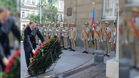 Prezident Xalq Cümhuriyyətinin şərəfinə ucaldılmış abidəni ziyarət edib 